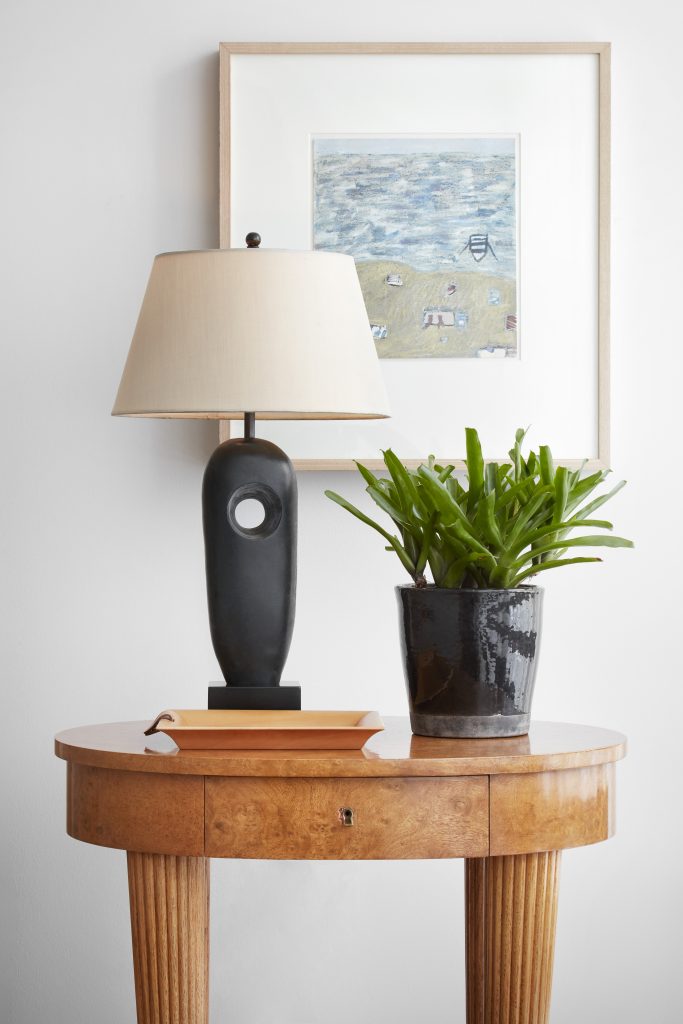 Rose Tarlow Melrose House
table from David Sutherland.
Vaughan lamp from George
Cameron Nash. Raku pot
and Hermès tray. Polish
artist Ania Gola Kumor’s On
the Beach, 1991.