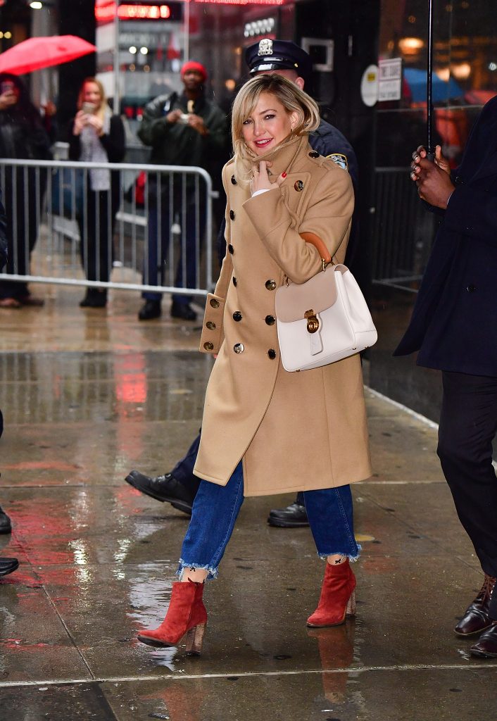 NEW YORK, NY - MARCH 31:  Kate Hudson leaves ABC's "Good Morning America" in Times Square on March 31, 2017 in New York City.  (Photo by James Devaney/GC Images)