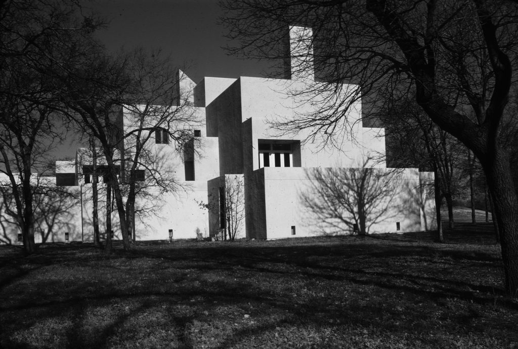 The Hunt house in Dallas by architect Frank Welch. Photo courtesy of TCU Press.