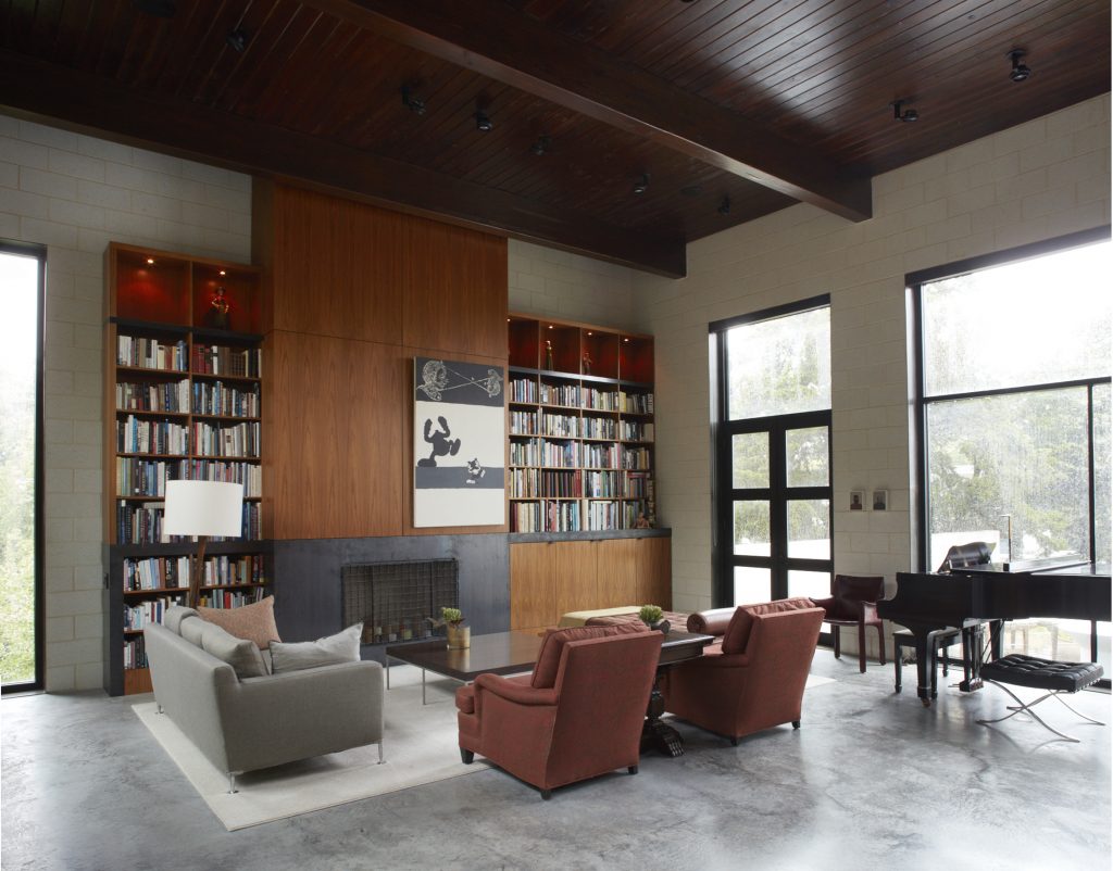 In the main living area, Patrick Groth’s 2016 artwork from the
series “Who Knows Why Geese Go Barefoot.” Custom chairs
covered in Castel linen. Vintage B&B Italia sofa and table.
Vintage Mies van der Rohe stool.