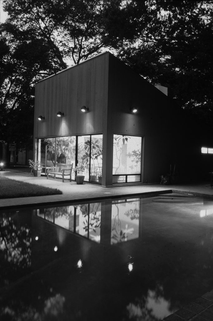 The Sarofim pool house in Houston by architect Frank Welch. Photo courtesy of TCU Press.
