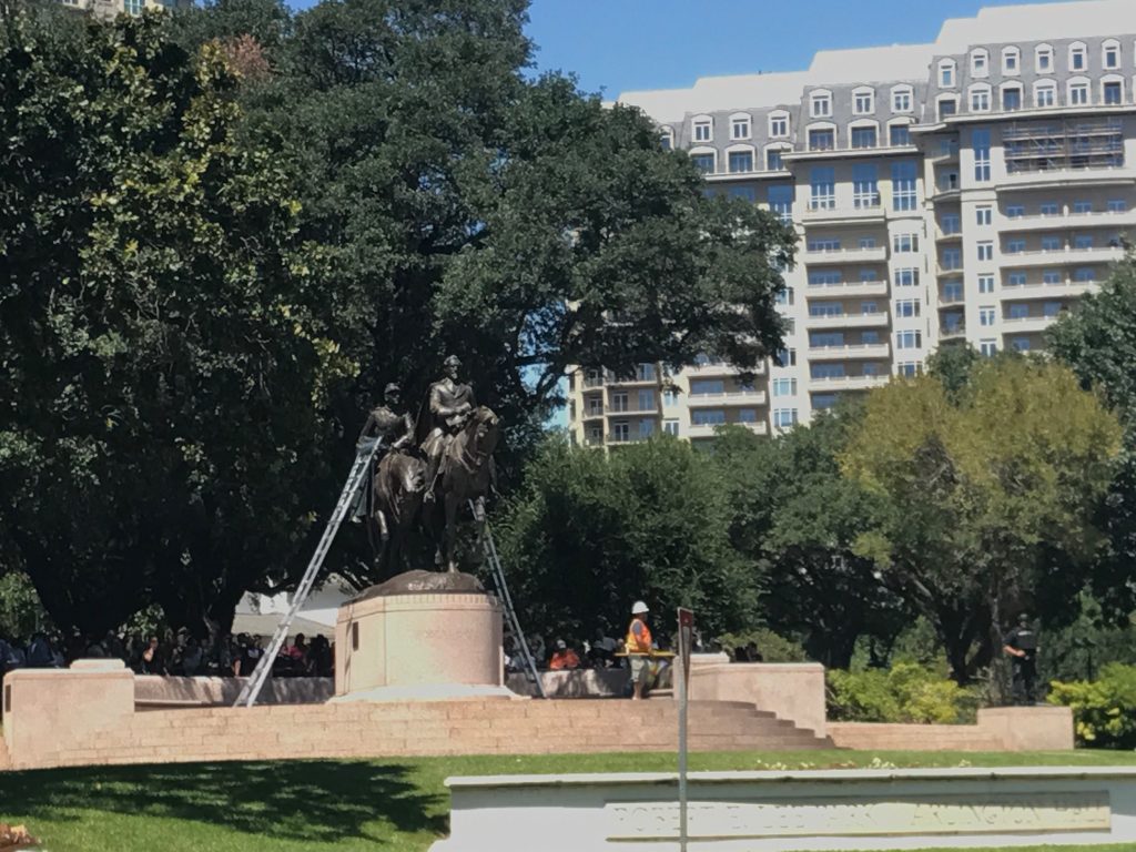 Lunch time visitors to Dallas' Lee Park were in for quite a surprise as Confederate statue drama took over.