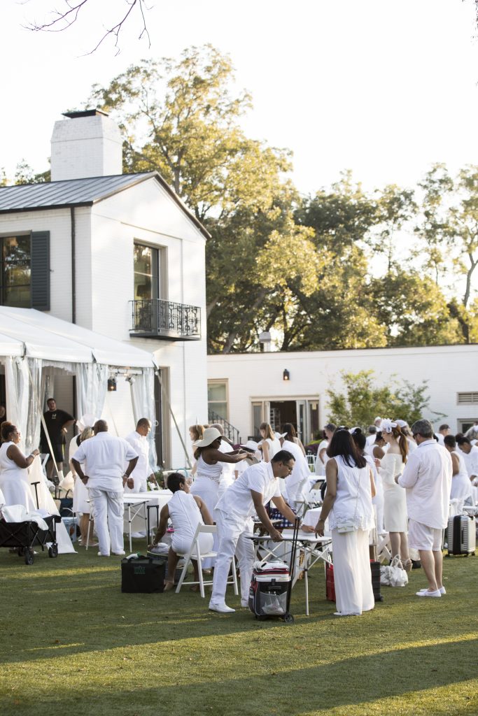Dallas' third annual Dîner en Blanc was held at the Dallas Arboretum. 