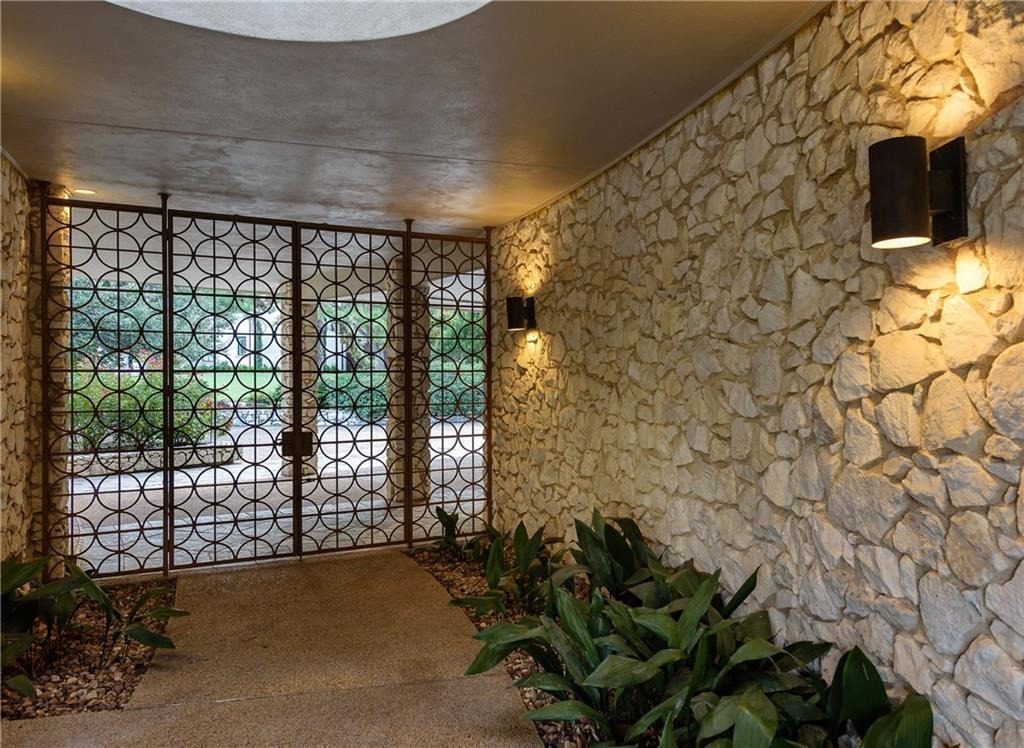 This was Mary Kay's first Dallas home. 