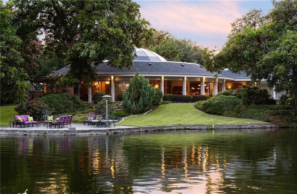 Residents can enjoy boating and bass fishing on Windsor Lake. 