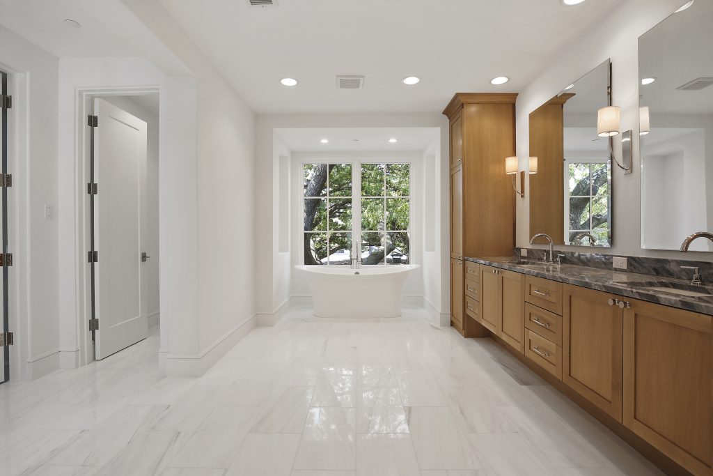 Who doesn't want a bathroom with plenty of space? 3715 Villanova has it and then some.