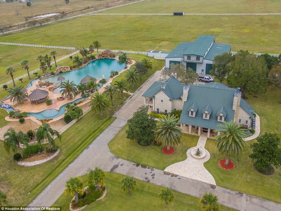 Texas Mansion With The Largest Backyard Swimming Pool In The World Sells For A Steep Discount Original Oil Tycoon Owner Gives Up His Home Resort Paradise