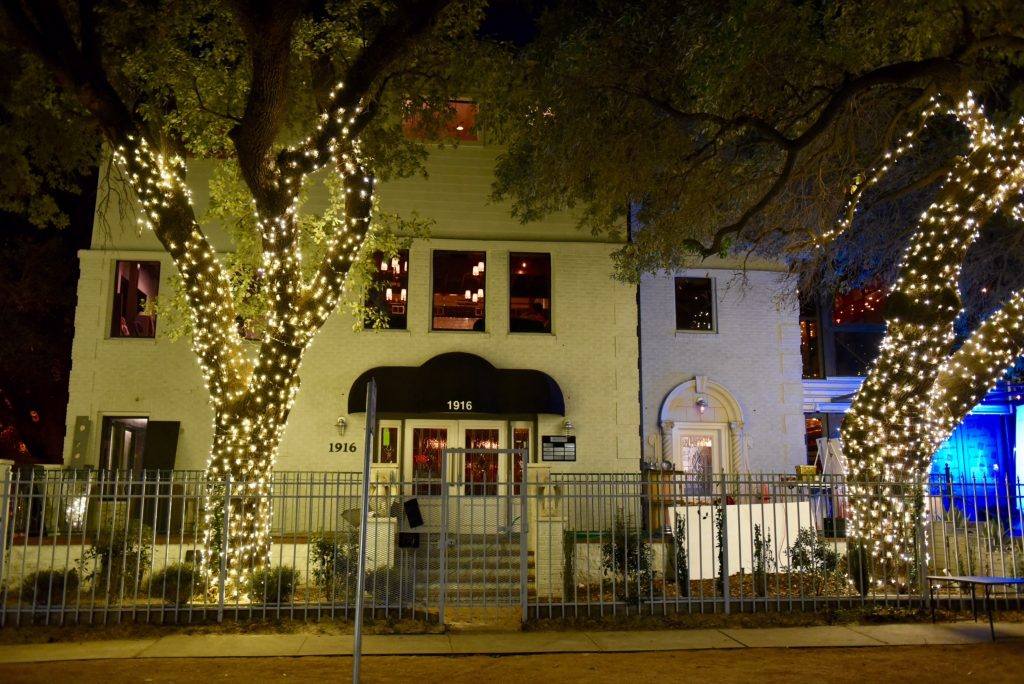 This is Oakmont. The classic space has been converted from law offices to lounges with a traditional-meets-modern theme. 