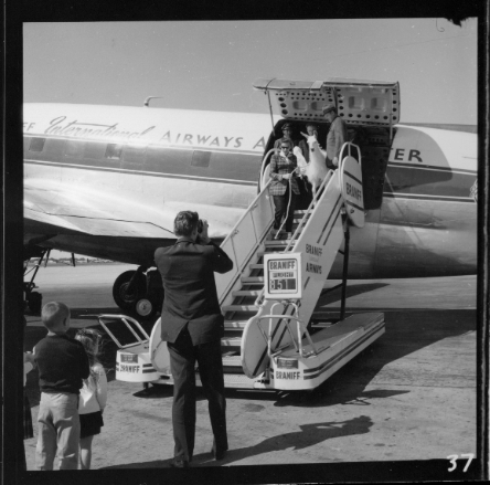 Llinda Llee makes a grand entrance at Love Field in 1959