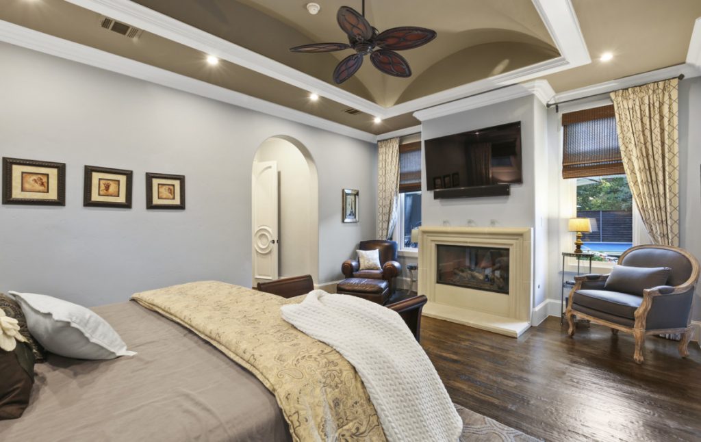 5122 Horseshoe Trail comes with five bedrooms.
