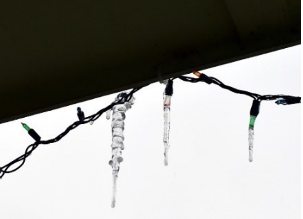 Bet someone's glad they haven't taken down their Christmas lights--@cristali_designs