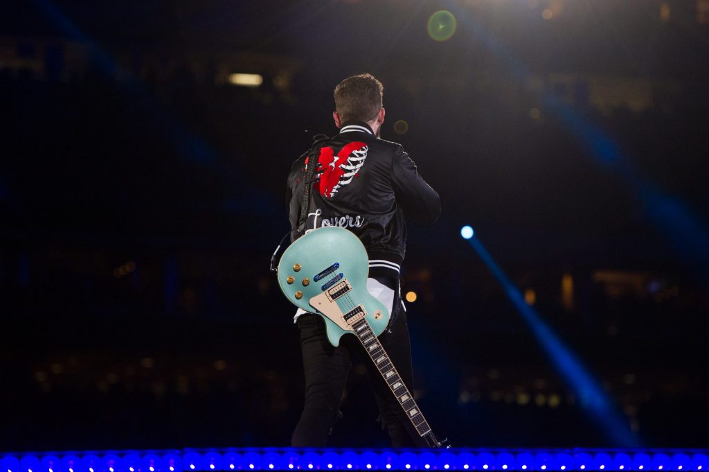 Thomas Rhett rocked an eye-catching black jacket.