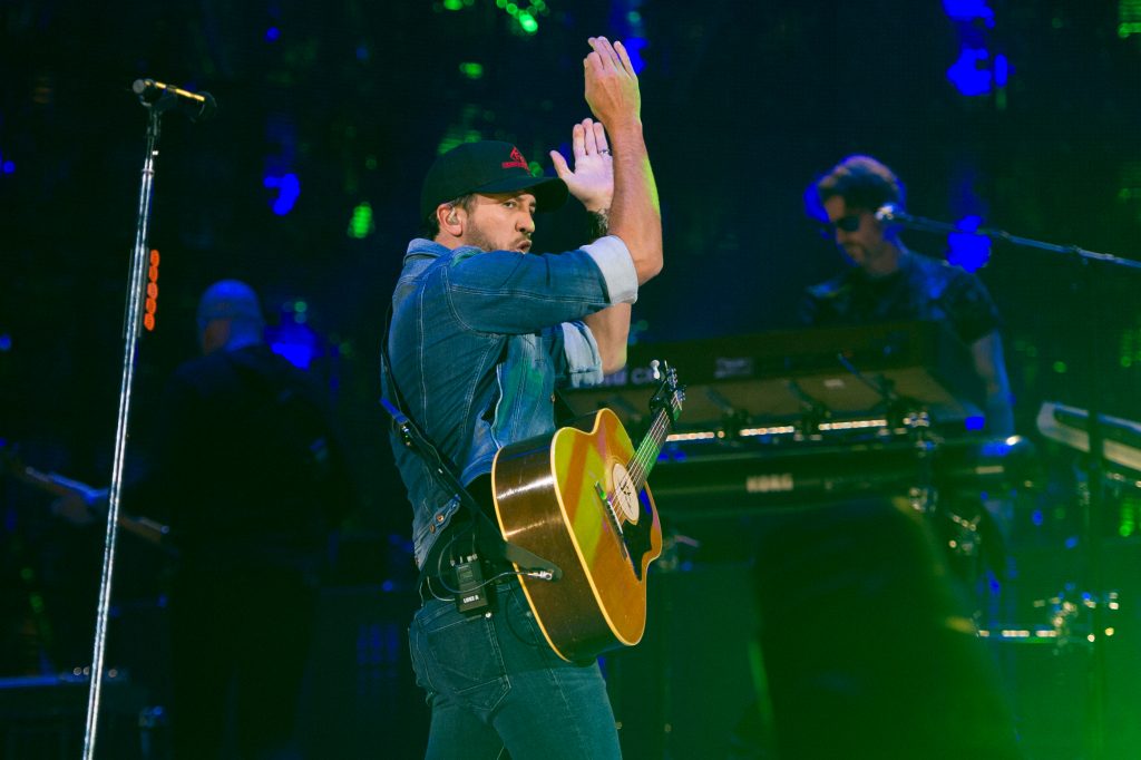 Luke Bryan forgot the words to his own song, but he didn't let that slow him down at his Houston Rodeo concert.