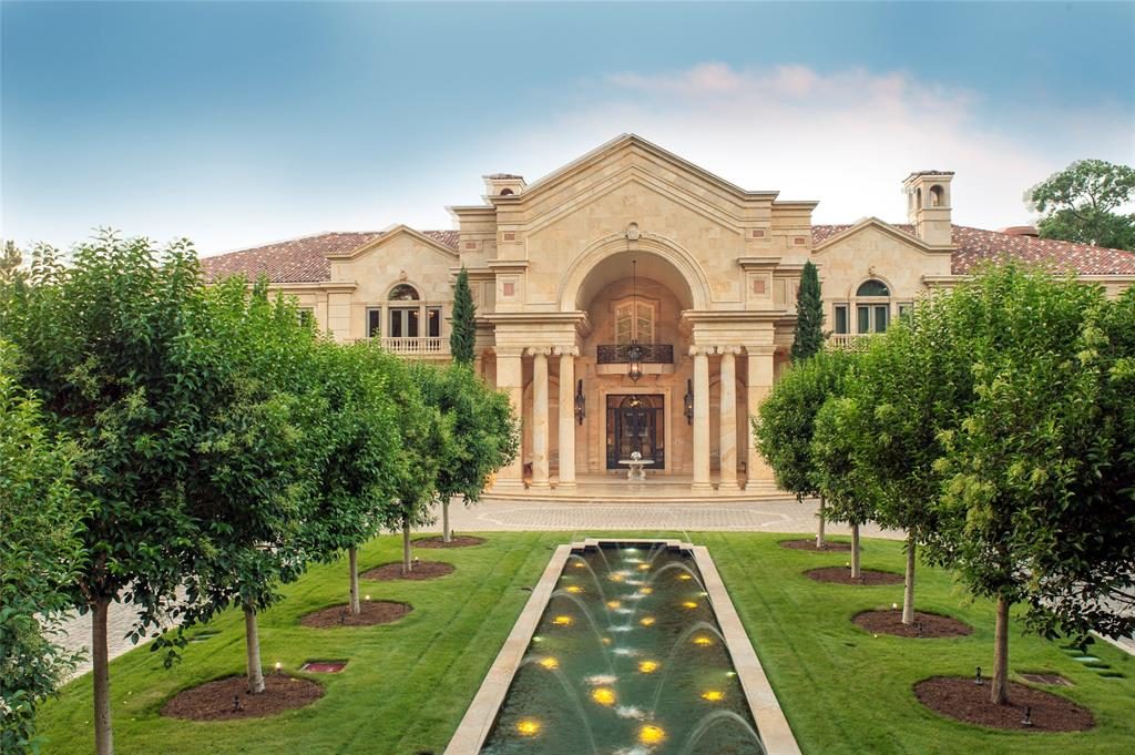 The grand entrance to Chateau Cornarvon.