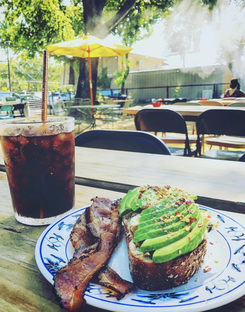 With its retro island decor, Kinda Tropical is a cozy spot for coffee and fresh eats. (Photo by Kinda Tropical.)