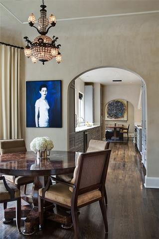 Graceful arches are a common theme in Armstrong's Austin abode. 