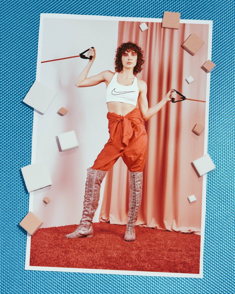 Sporty overalls are in – here we see them tied around the waist as pant. 