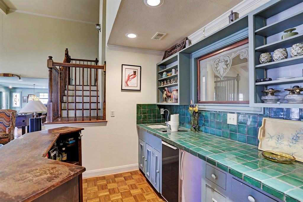 This charming blue backsplash adds flair to the kitchen. 