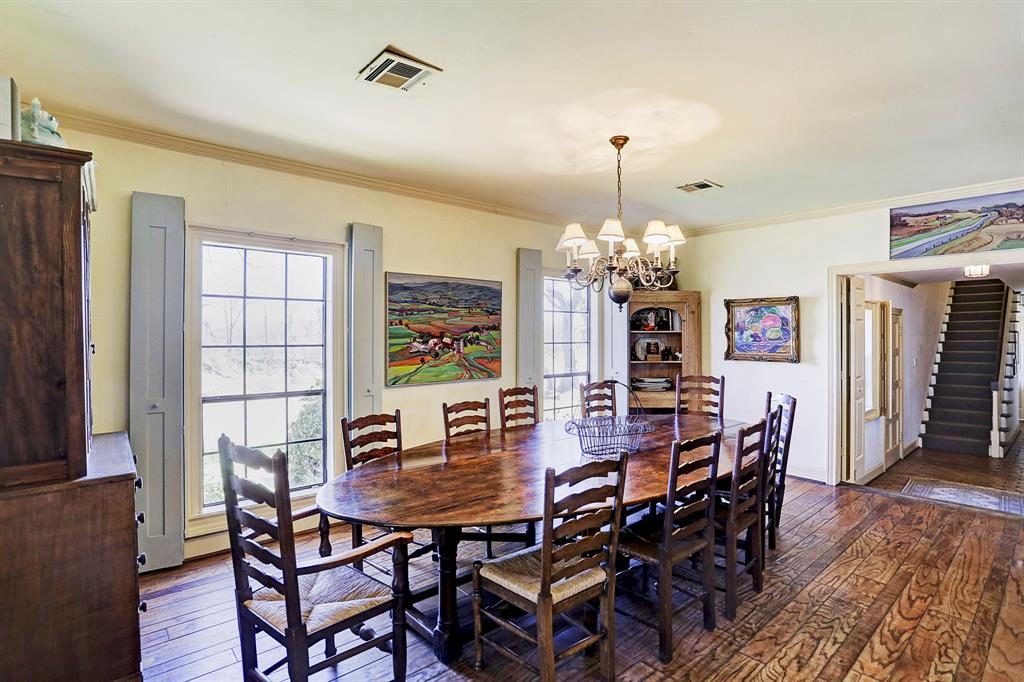 The other houses also boast inviting dining rooms. 