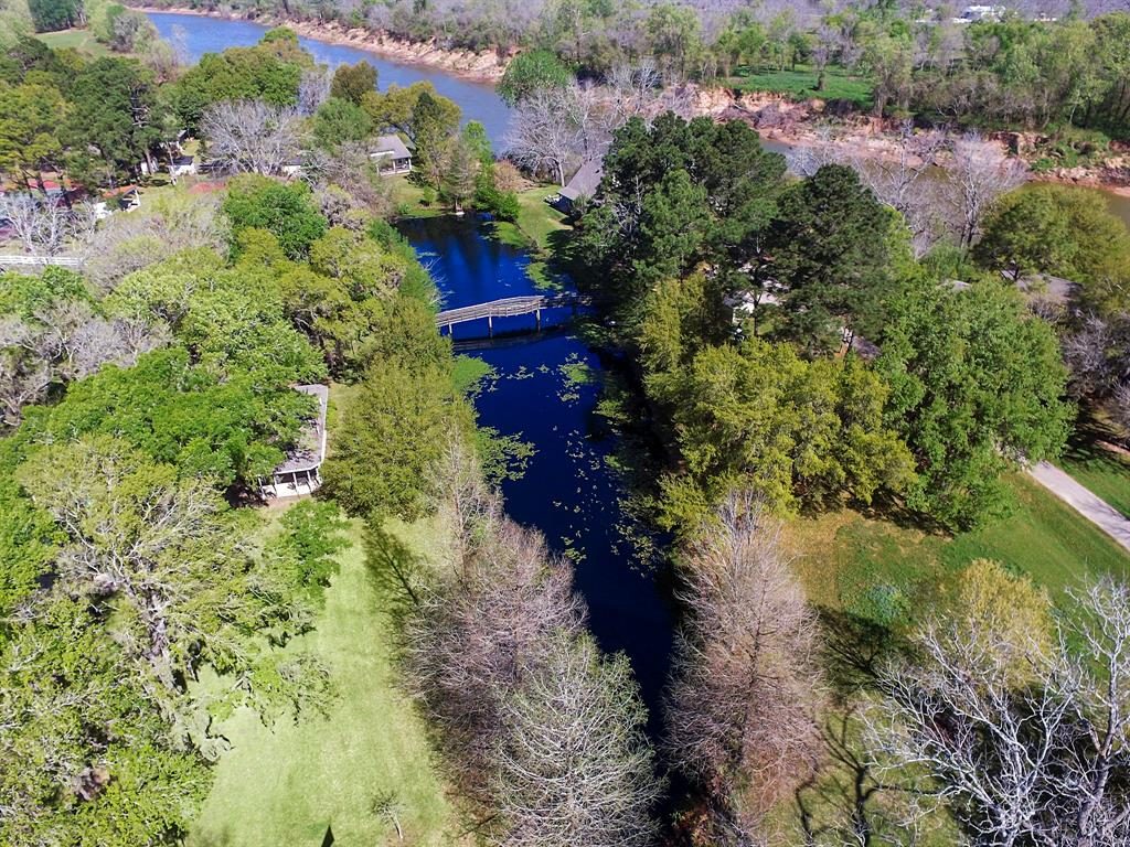 The lake adds extra natural appeal. 