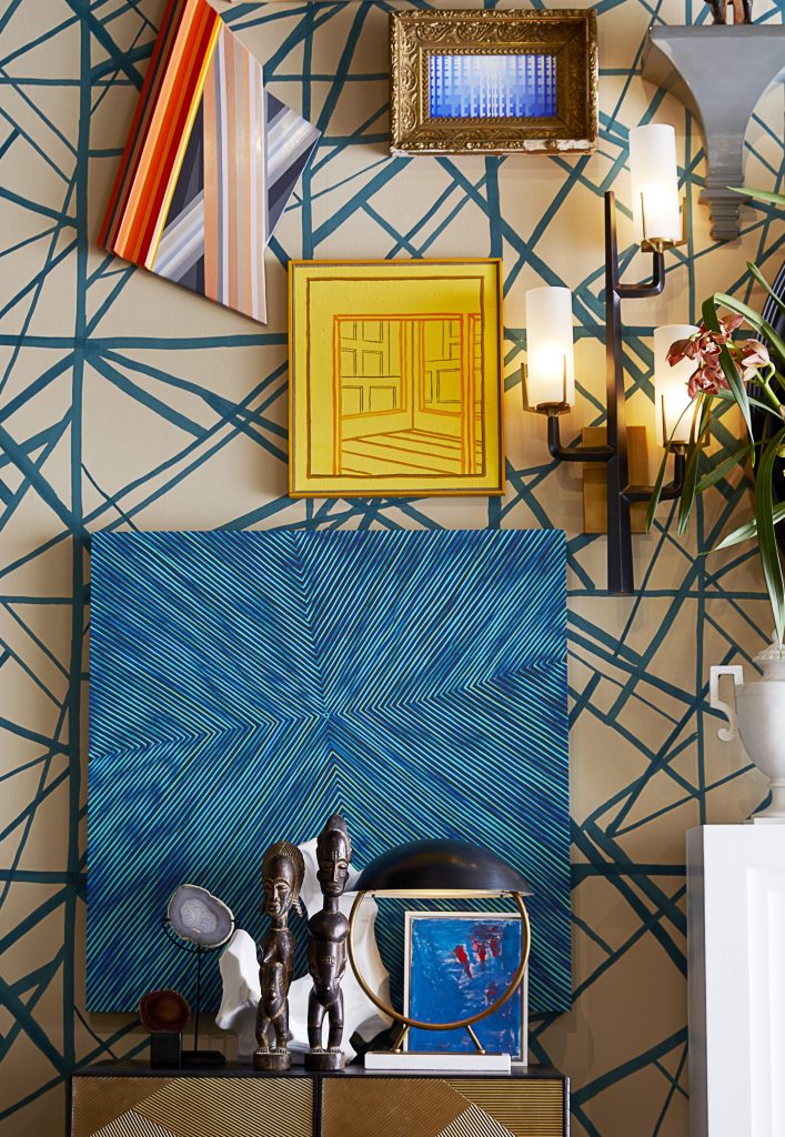 Kelly Wearstler wallpaper, artwork from Galleri Urbane, sconce from Arteriors