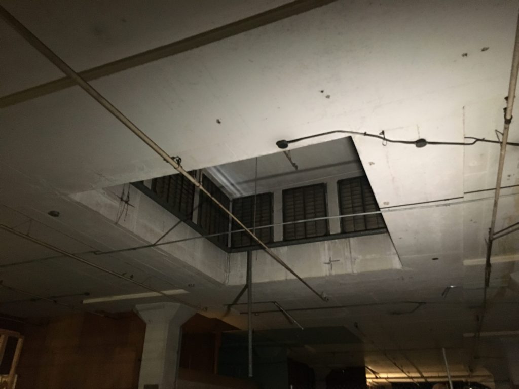 This reveals a key factor in the renovation: the concrete slabs can be cut, allowing for more natural light. 