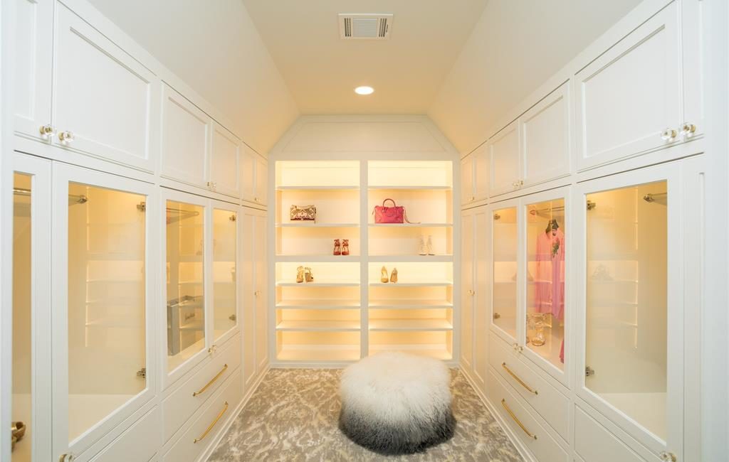 Del Monte her event closet