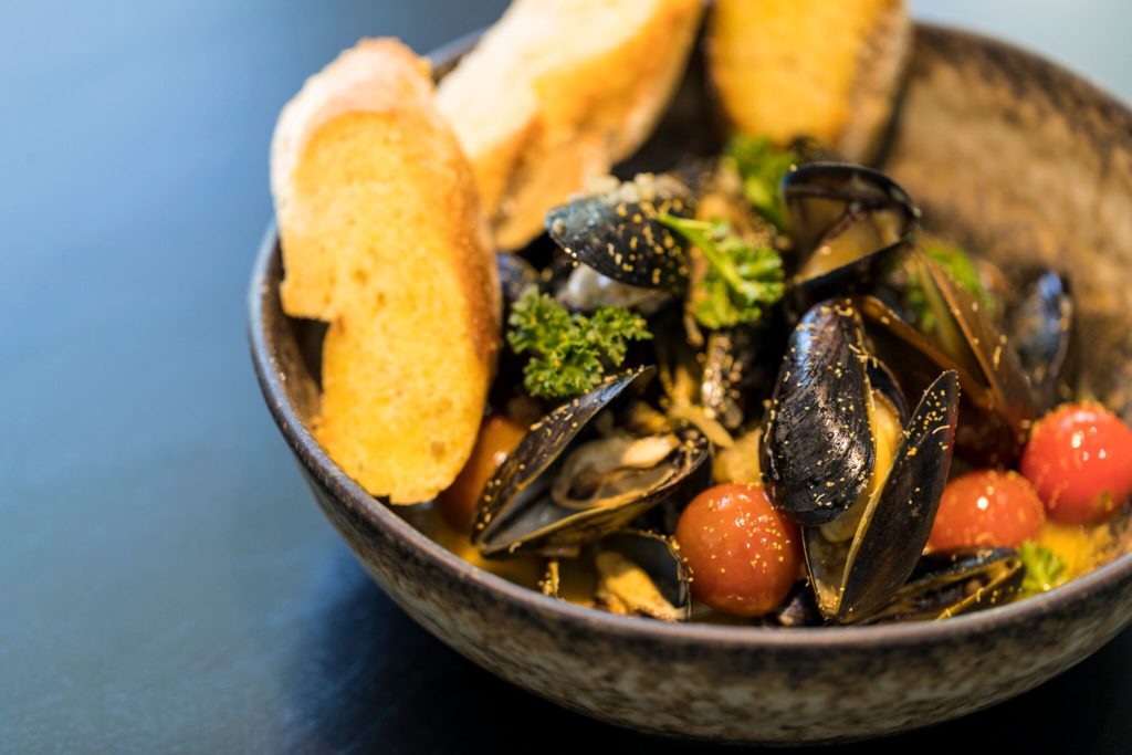 Poitin Mussels a la Plancha