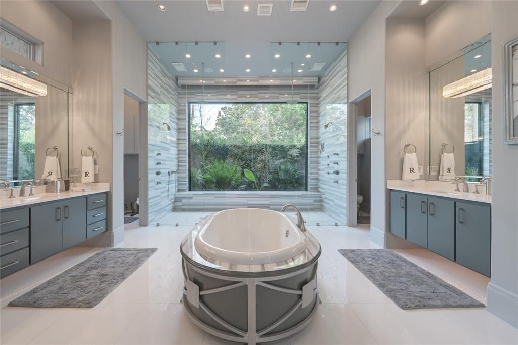 The master suite in the Roemer mansion features a luxurious bath tub. 