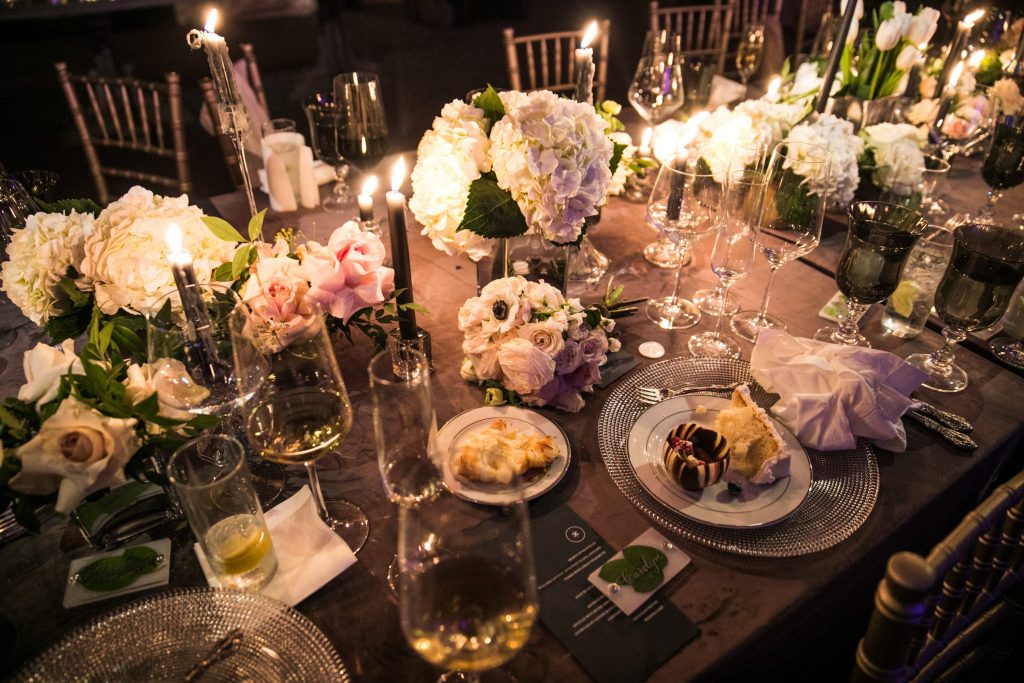 Perfectly unfussy table design and flowers by Bows and Arrows (Photo by Samuel Lippke Studios)