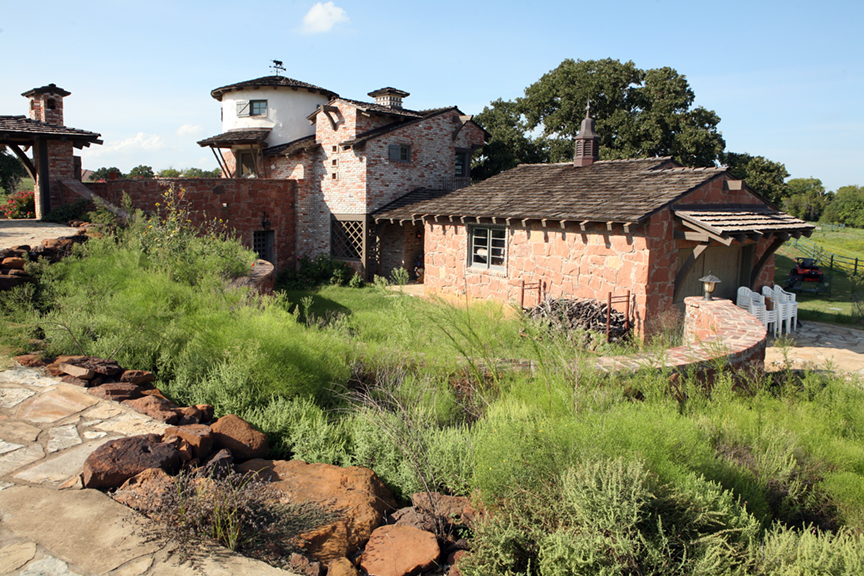 Guest House designed by Dilbeck in 1942 for Ted Dealy. Photo by Carolyn Brown.