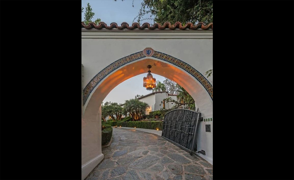 The impressive archway features Moroccan tiles. 