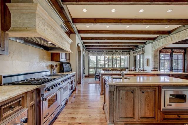 The hood vent blends in seamlessly with the counter and backsplash. 
