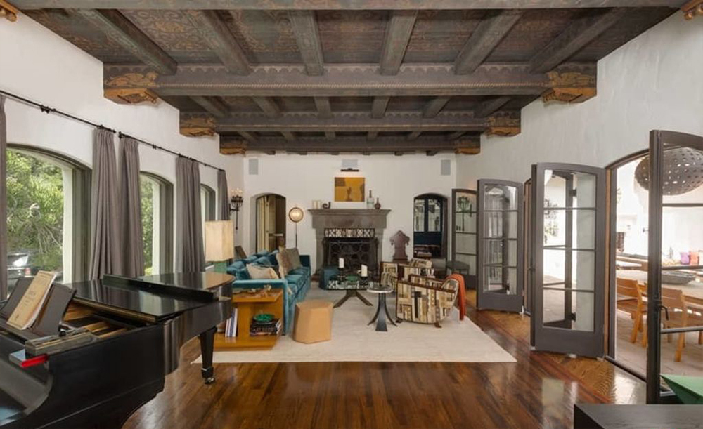 The living room features a discreet screen. 