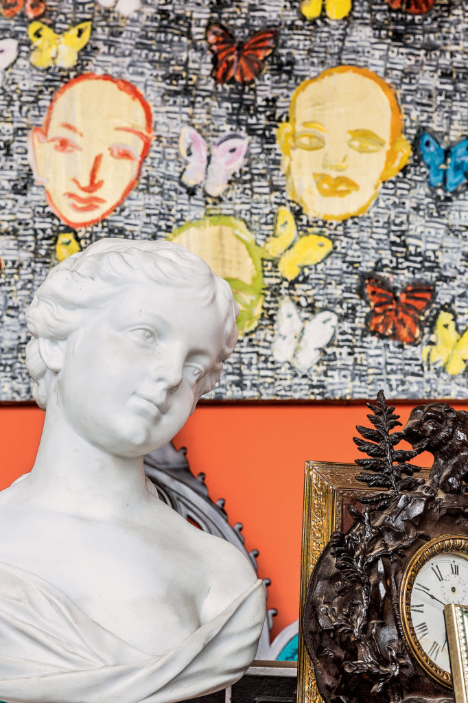 Inside the armory, an example of the artist’s opulent decorating scheme. (Photo Marco Ricca)