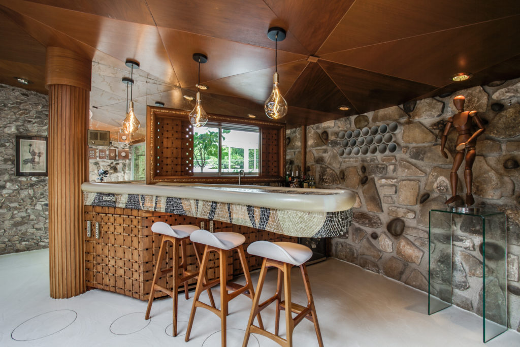 The wet bar is perfect for Mad Men-style living. 