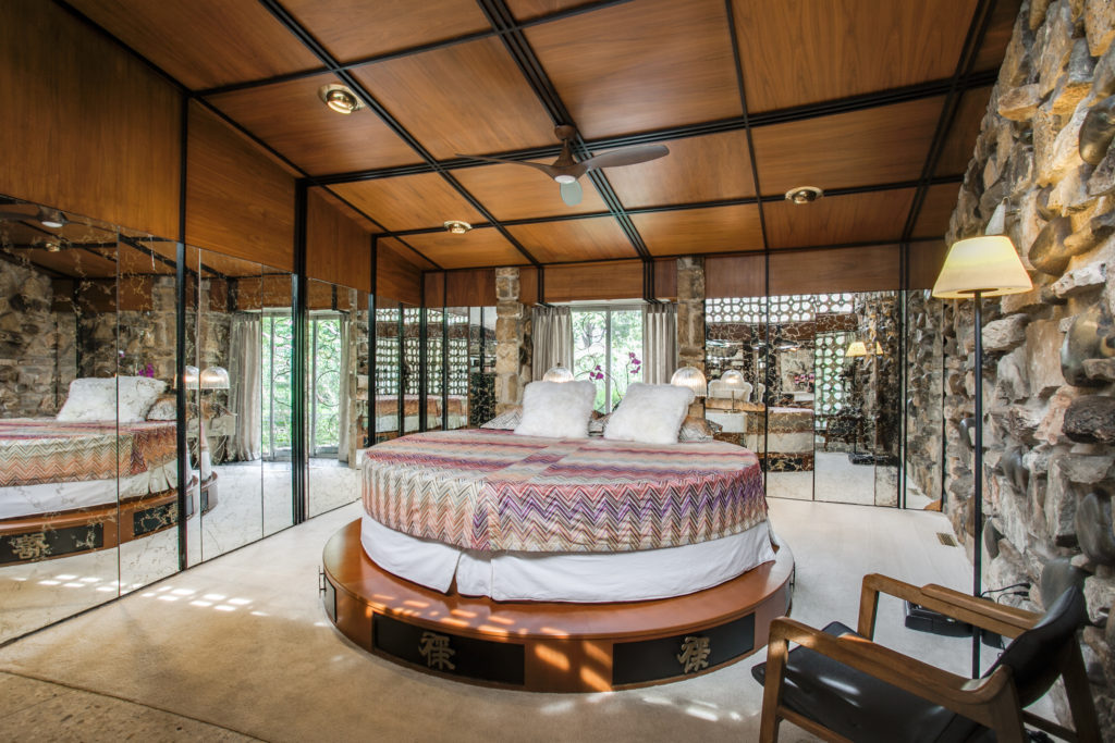 One bedroom has a round bed draped in Missoni linens. Does this come with the house? 