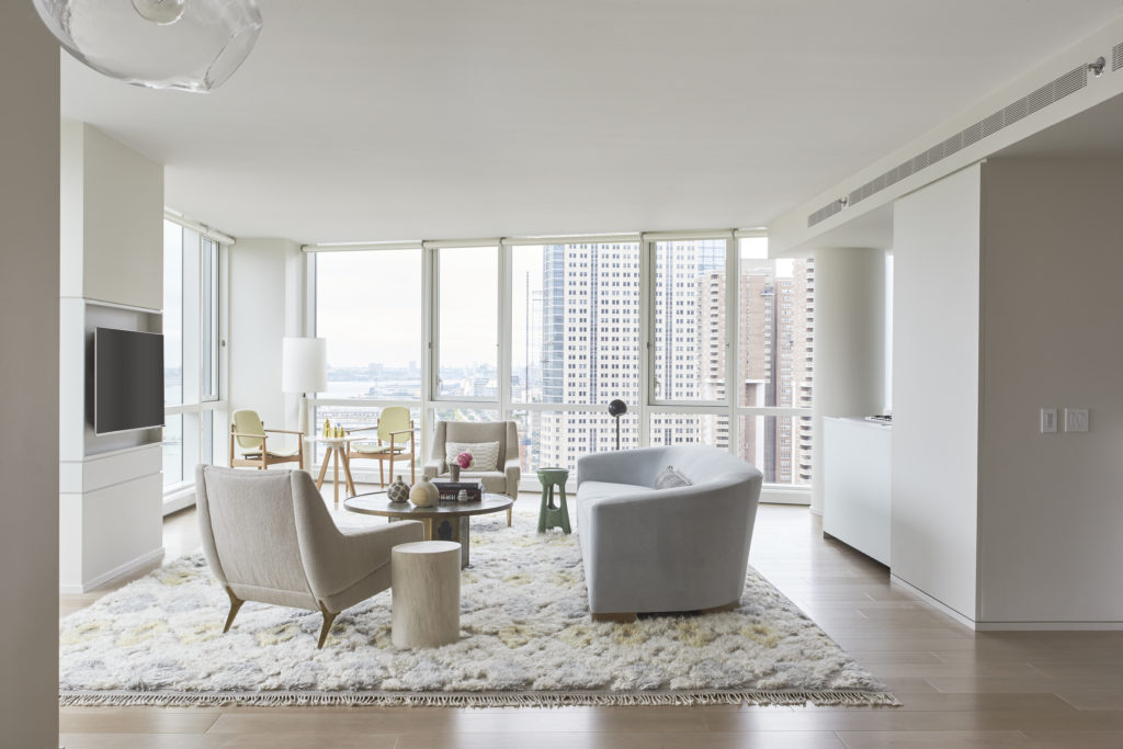 Unsightly wires and screws are concealed within the J Geiger system, eliminating the need for valances, fascia, and ceiling pockets as this Tribeca apartment shows.