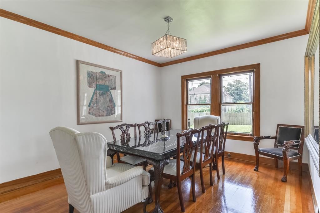 The home has easy access to Minute Maid Park, NRG Stadium and the Toyota Center. 