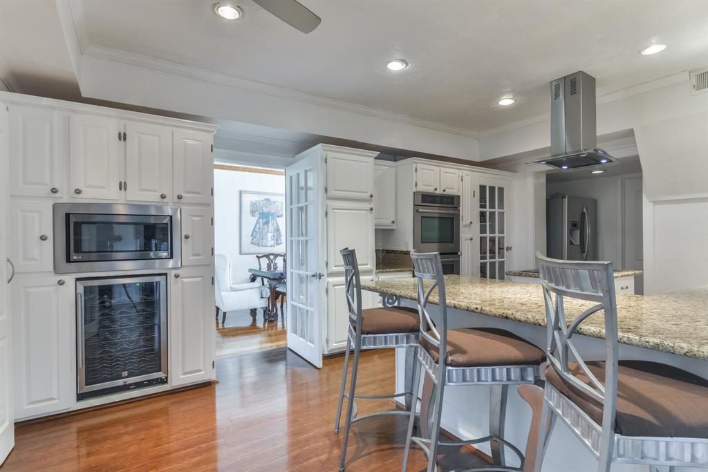 The built-in appliances are both excellent and subtle. 