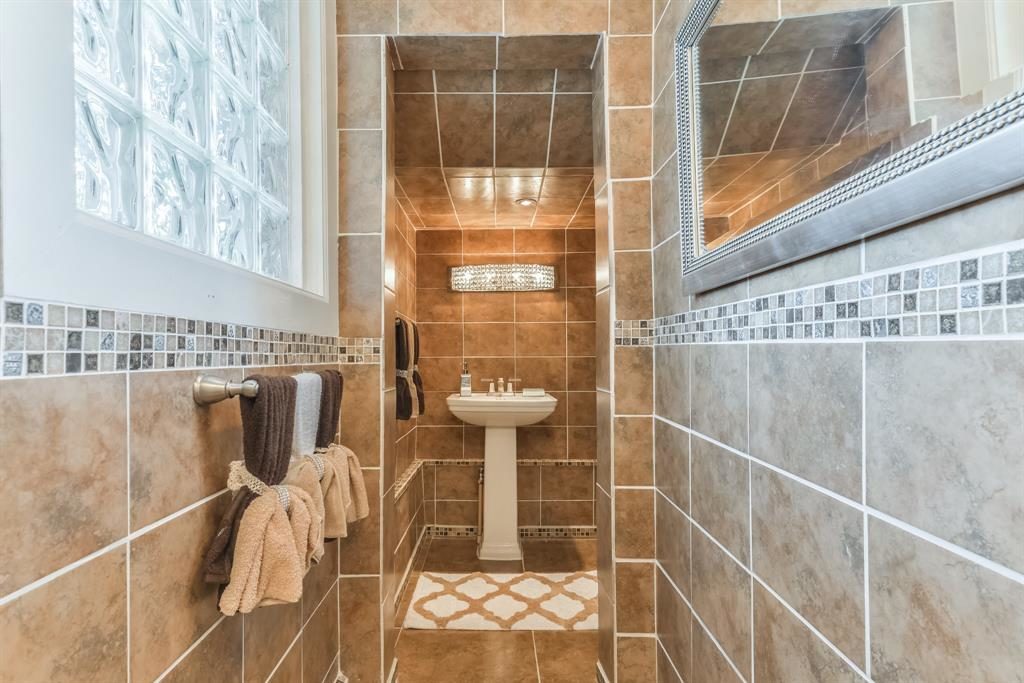 Contrasting tile patterns make for a modern bathroom. 