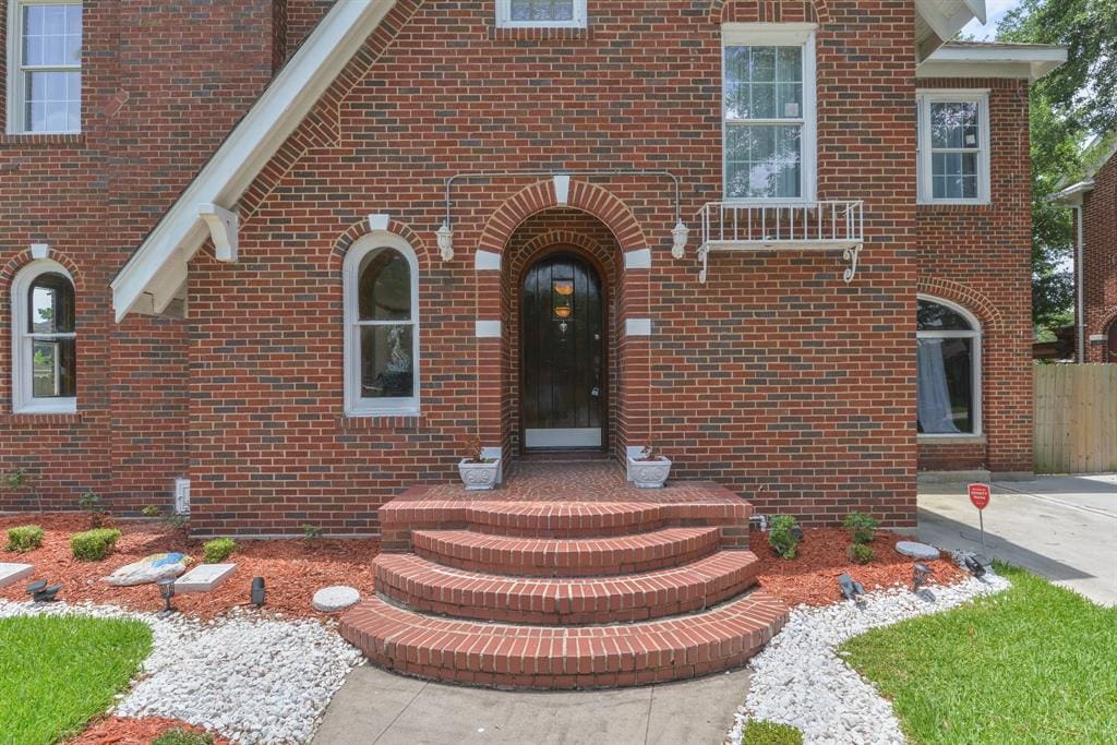 Beyonce's First Home On Sale for $500,000 in Houston: Mathew and Tina ...