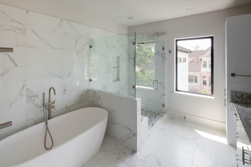 Horizontal planes of composition and windows define the side and main entries of the home at 5003 Glenmeadow. 