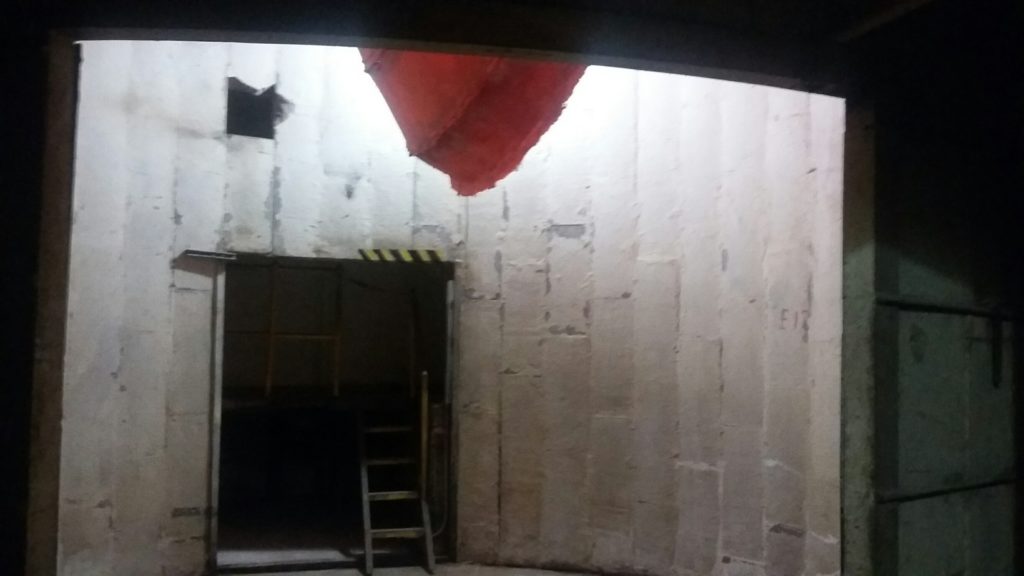 Jeff Williams at The Silos in a powerful dialogue with the history of the agricultural ruin that has been reborn thanks to its new art purpose.