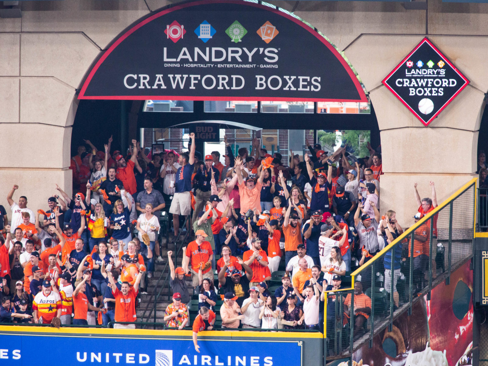 Sweet Tribute to H.W. and Barbara Bush Gives Astros' Houston