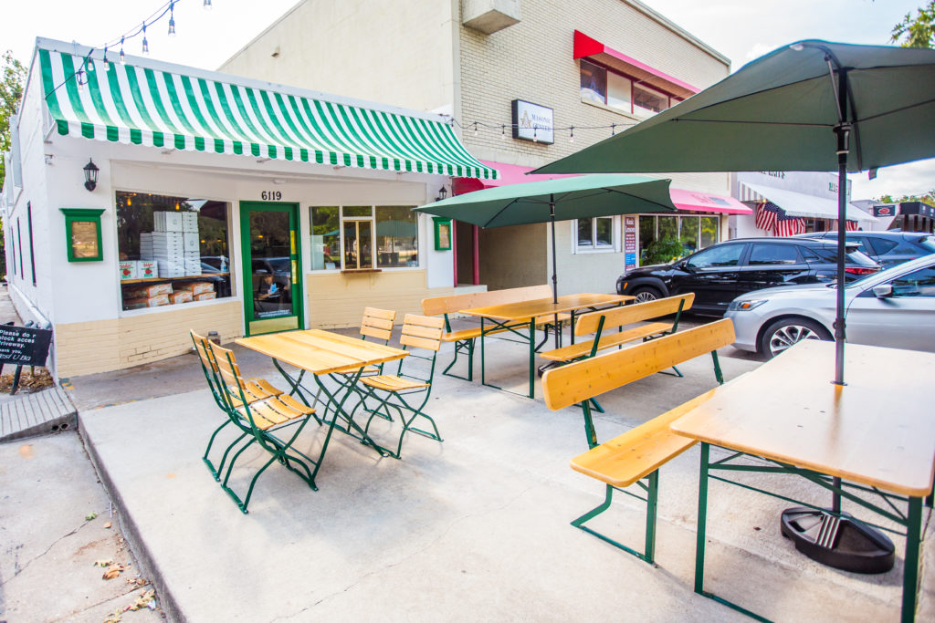 Pizza Motus brings a casual patio fitting of its pies. (Photo by Becca Wright.)