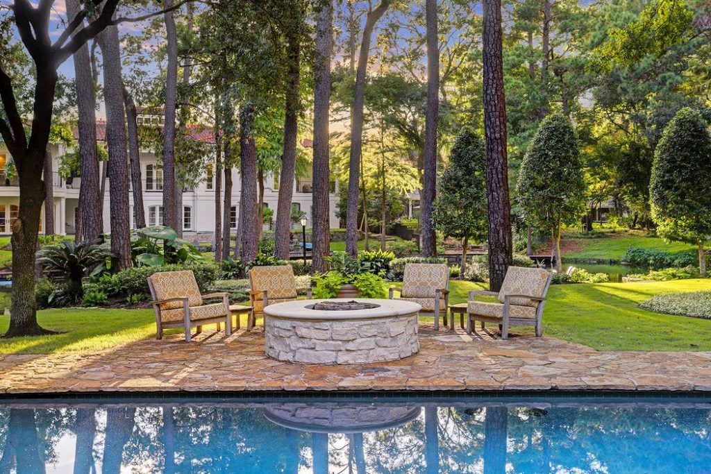 The fire pit meshes stylishly with the home's exterior. 