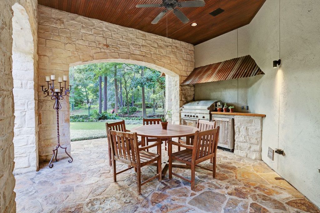 The fully equipped outdoor kitchen and dining area is inviting all-year round. 
