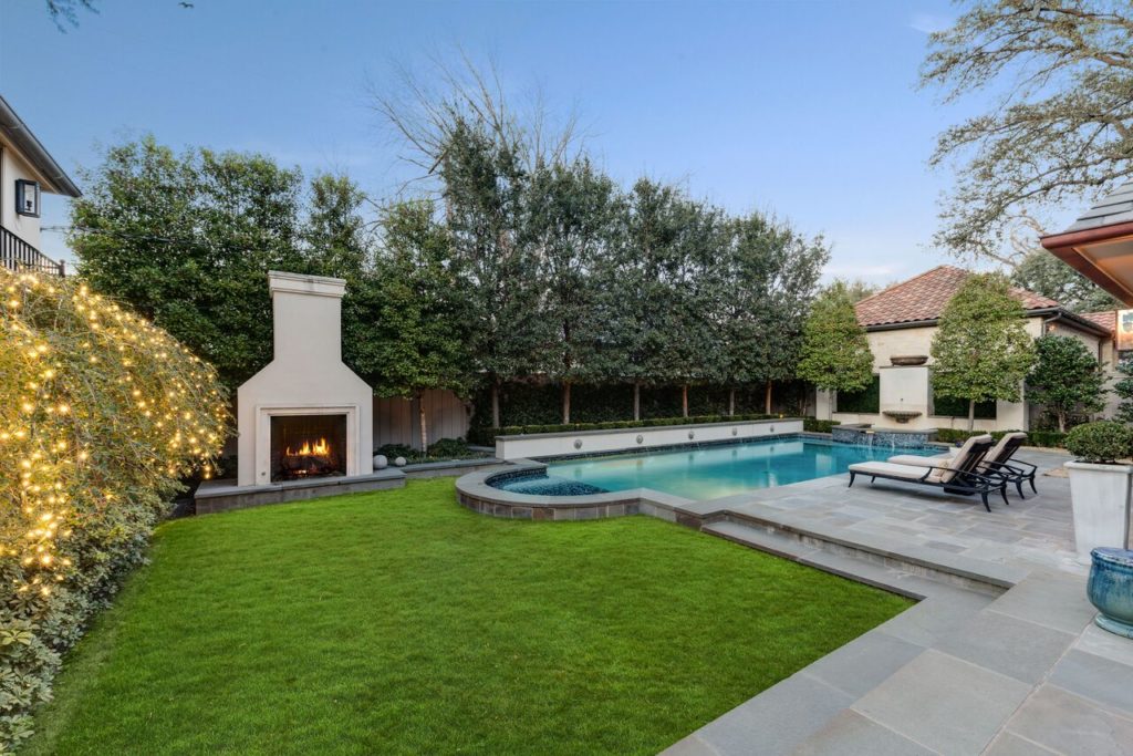 The spacious yard is a blank slate. 