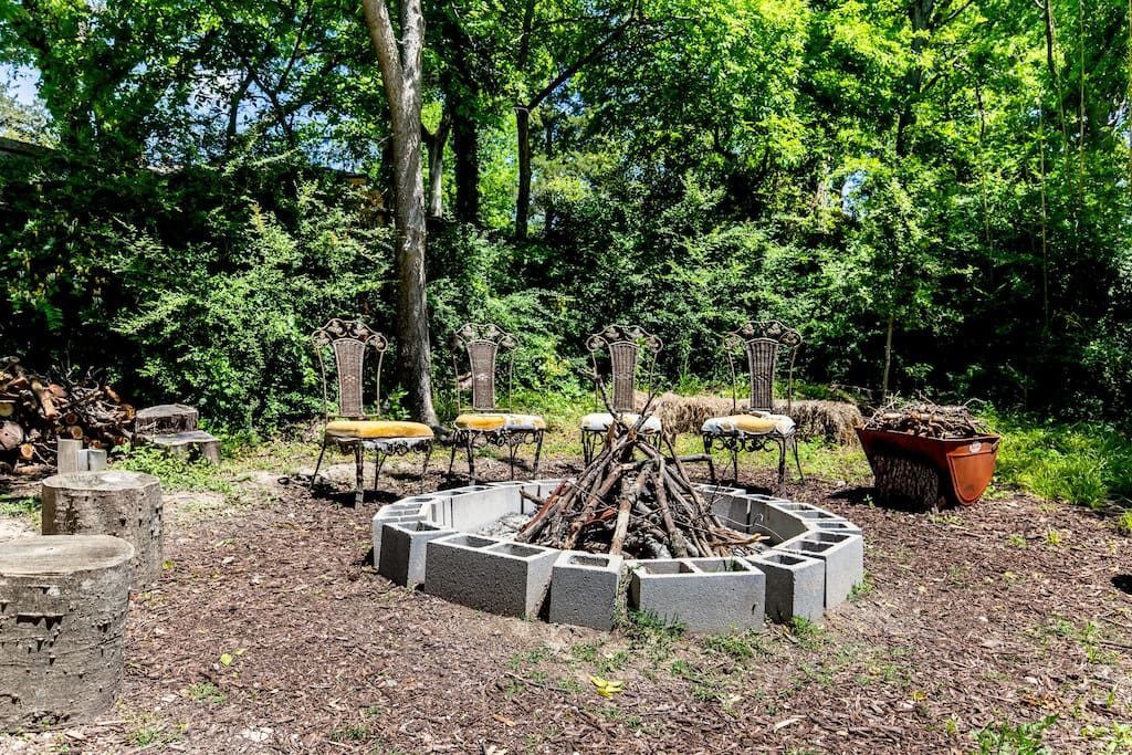 This Dallas getaway may seem pretty rustic, but it's got modern amenities out the wazoo. 